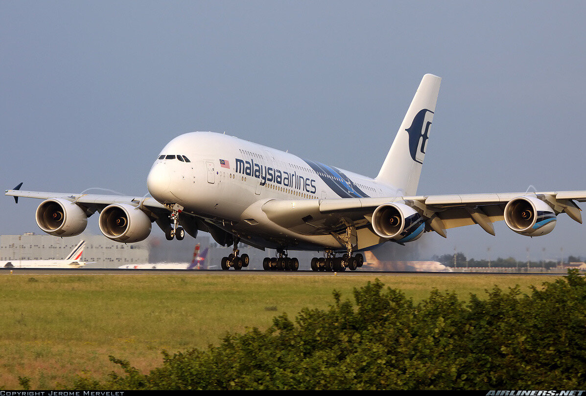 Пассажирский самолет большой вместимости. Самолёт Airbus a380. Эйрбас 380. Airbus a380 пассажирский самолёт. Самый большой Airbus a380.