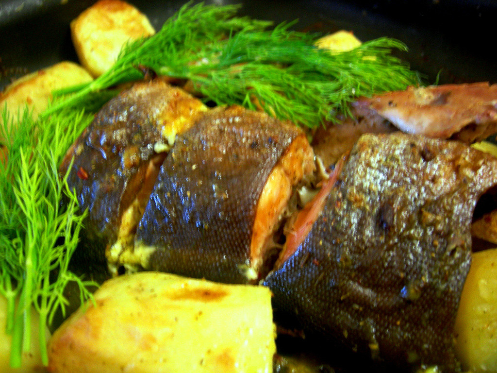 Лосось в сметанном соусе с карри