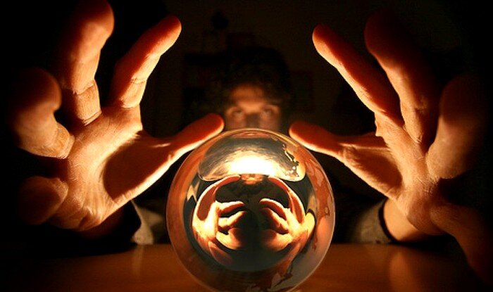 Многие из тех, кто именует себя экстрасенсом никакими сверхспособностями не владеют. 