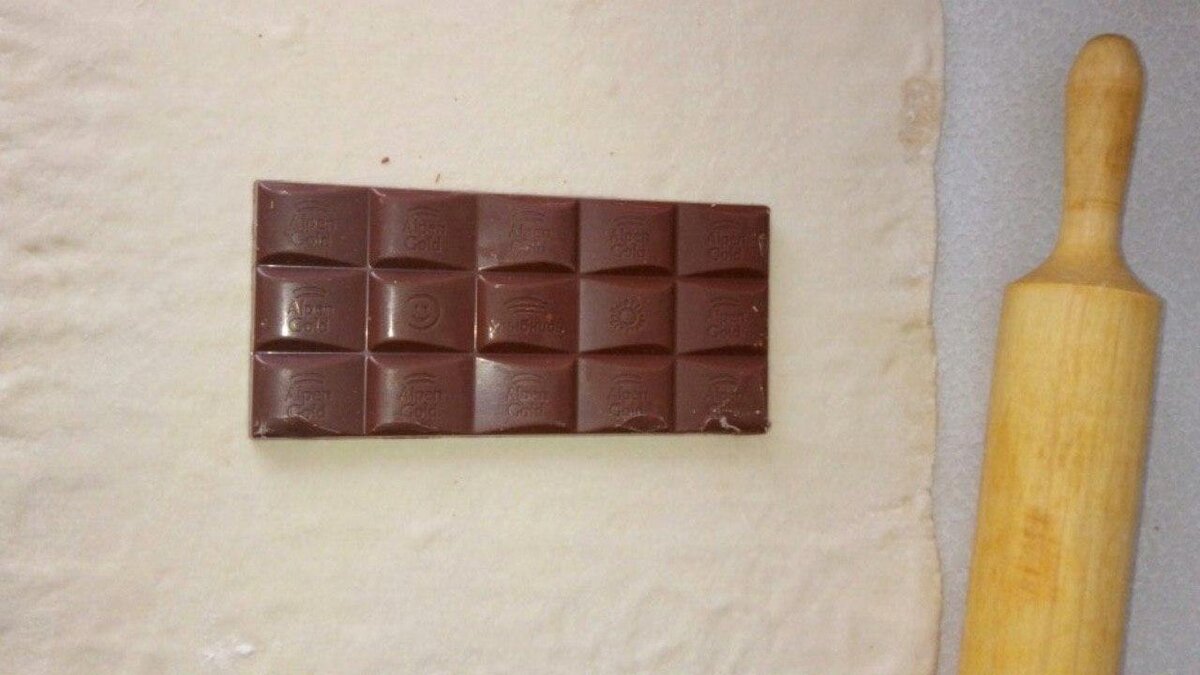 Кладем плитку шоколада на тесто