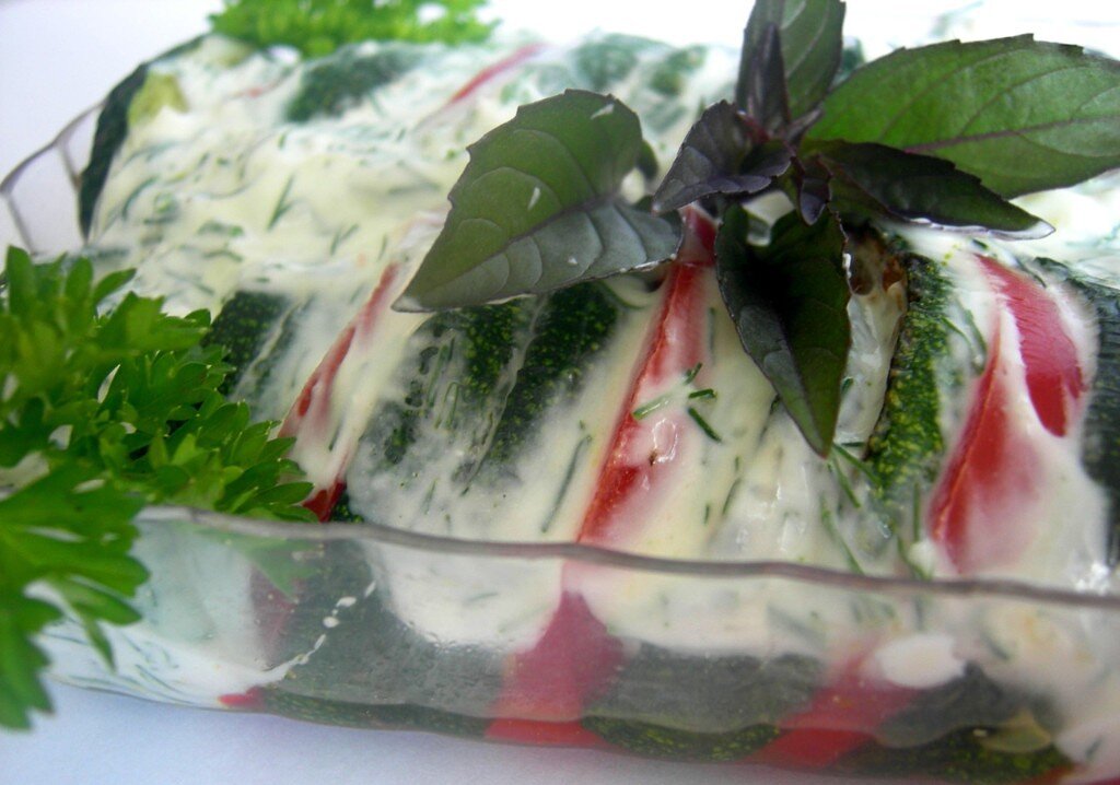 кабачки с помидорами под соусом