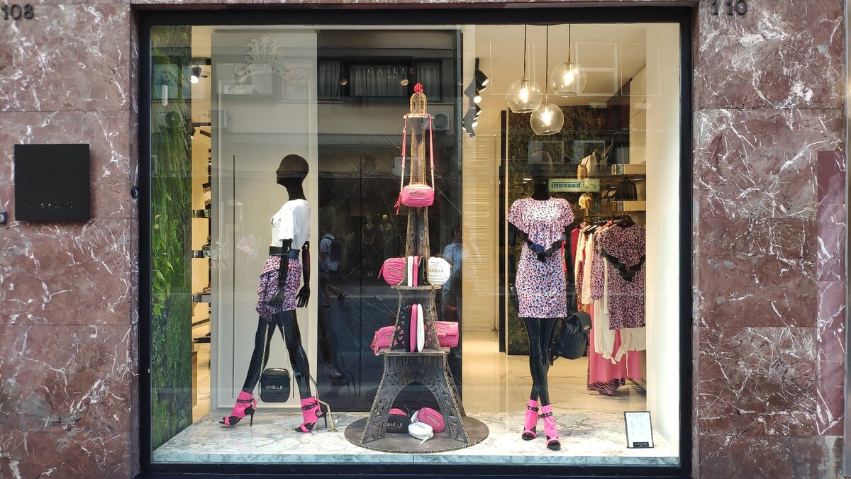 Модные итальянские витрины. Шоппинг квартал в Бари