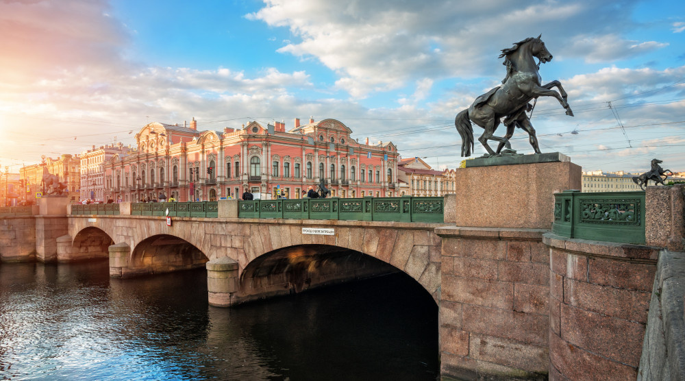 Ани́чков мост — мост через реку Фонтанку в Центральном районе Санкт-Петербурга, соединяющий Спасский и Безымянный острова. Один из самых известных мостов Санкт-Петербурга. Мост знаменит скульптурными группами «Укрощение коня человеком», созданными скульптором П. К. Клодтом, и ставшими одним из символов города. Несмотря на небольшие размеры, Аничков мост — одно из главных сооружений архитектурного ансамбля Невского проспекта. В 2001 году включён в список объектов культурного наследия России федерального значения, находится под охраной государства. Первый деревянный мост построен в 1716 году. В течение XVIII века мост неоднократно перестраивался в дереве. В 1784—1785 годах сооружён трёхпролетный каменный мост с башнями по типовому проекту мостов через Фонтанку. В 1841 году по проекту инженеров И. Ф. Буттаца и А. Х. Редера построен существующий арочный трёхпролётный мост. Мост капитально ремонтировался в 1906—1908 и 2007—2008 годах.