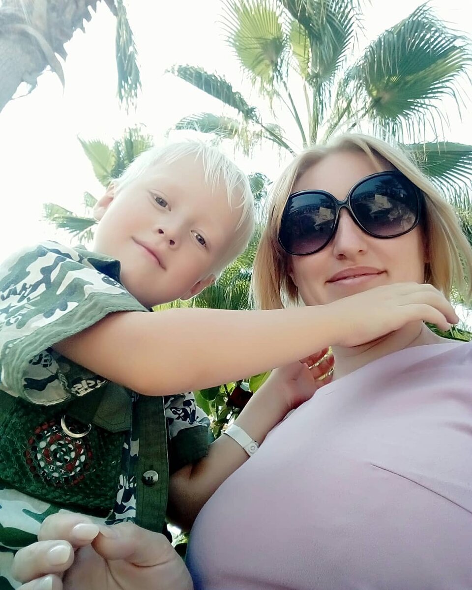 В этот момент я приняла решение для себя, что буду искать пути решения этой ситуации. Пробовать что-то новое и не сидеть на месте. Ведь эти глаза, смотрящие на меня и ждущие мой ответ просто разрывали мне сердце, я не желаю повторить то же самое, что было в моем детстве, а точнее то, что много не было у меня, у моих сестер, брата. Я такое будущее хочу своему сыну?! НЕТ! 
Я нашла для себя вариант онлайн работы и именно поэтому я развиваюсь в нашем проекте! Потому что я знаю, он даст мне все ресурсы, для выполнения всех мечт! И это придает мне силы!  И я знаю точно, я буду возить своего сына на море по несколько раз в год и на несколько месяцев!

Ребята. Если вдруг вы оказались в похожей ситуации, и хотите что-то поменять в своей жизни. Или же у вас есть друзья, знакомые, кому нужна помощь - пишите мне в личное сообщение. Я помогу и расскажу вам, как можно выбраться из этого.

 Расскажите пожалуйста как вы справлялись с такой ситуацией? Что говорили своим детям?