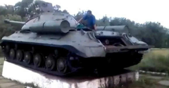 снятие танка с постамента