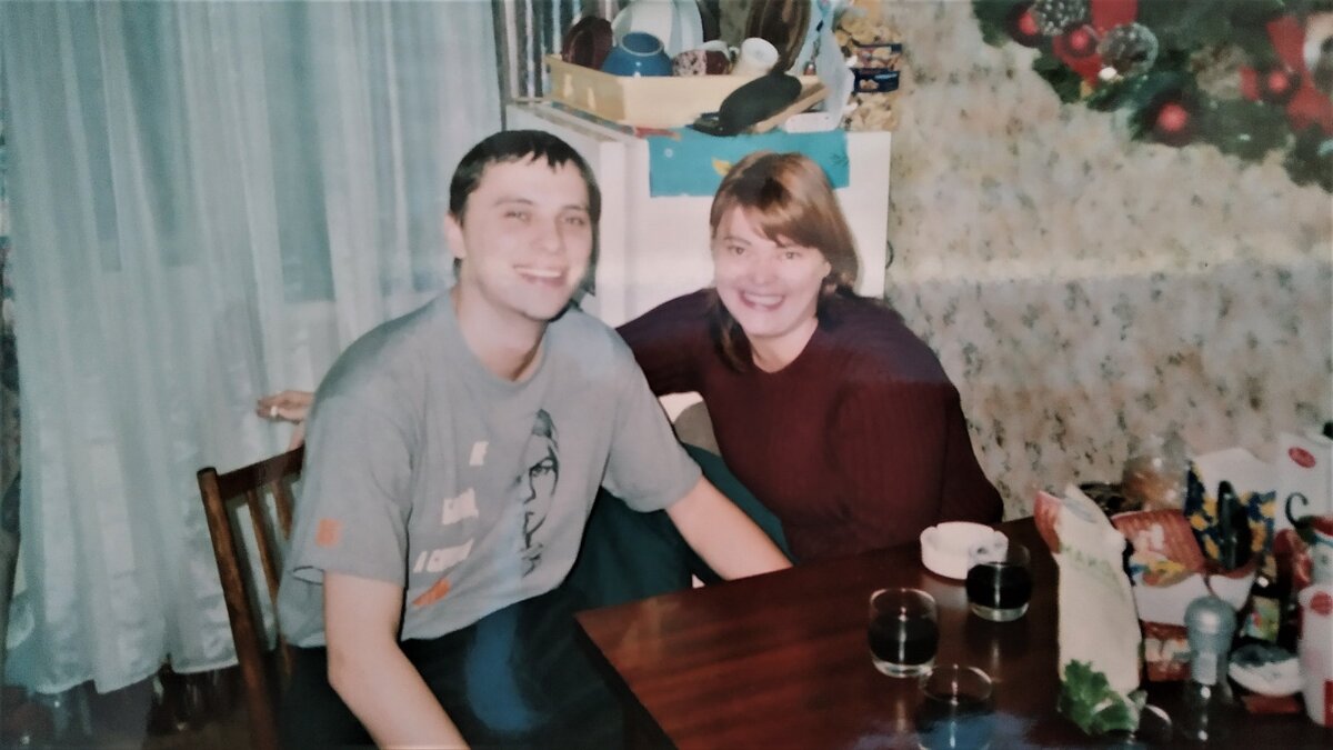 Москва 2004 . Земляной вал.  Мы в самом начале нашей жизни  на кухне в коммунальной квартире. 