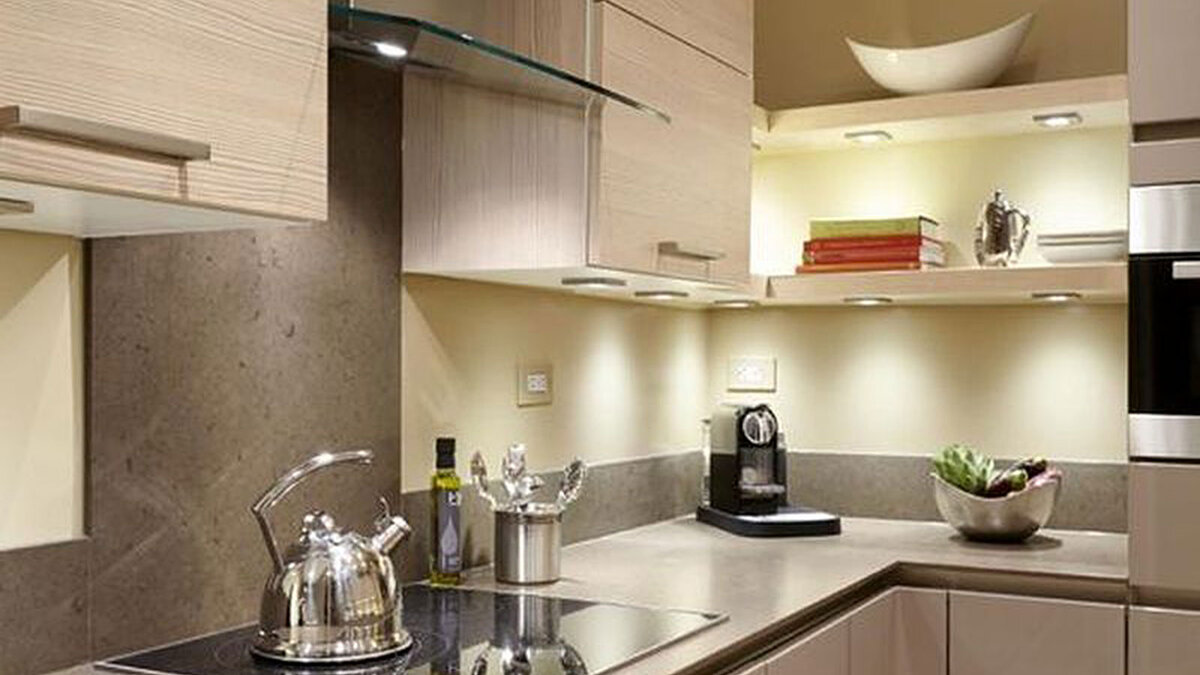 Вытяжка из закаленного стекла в дизайне современной кухни.