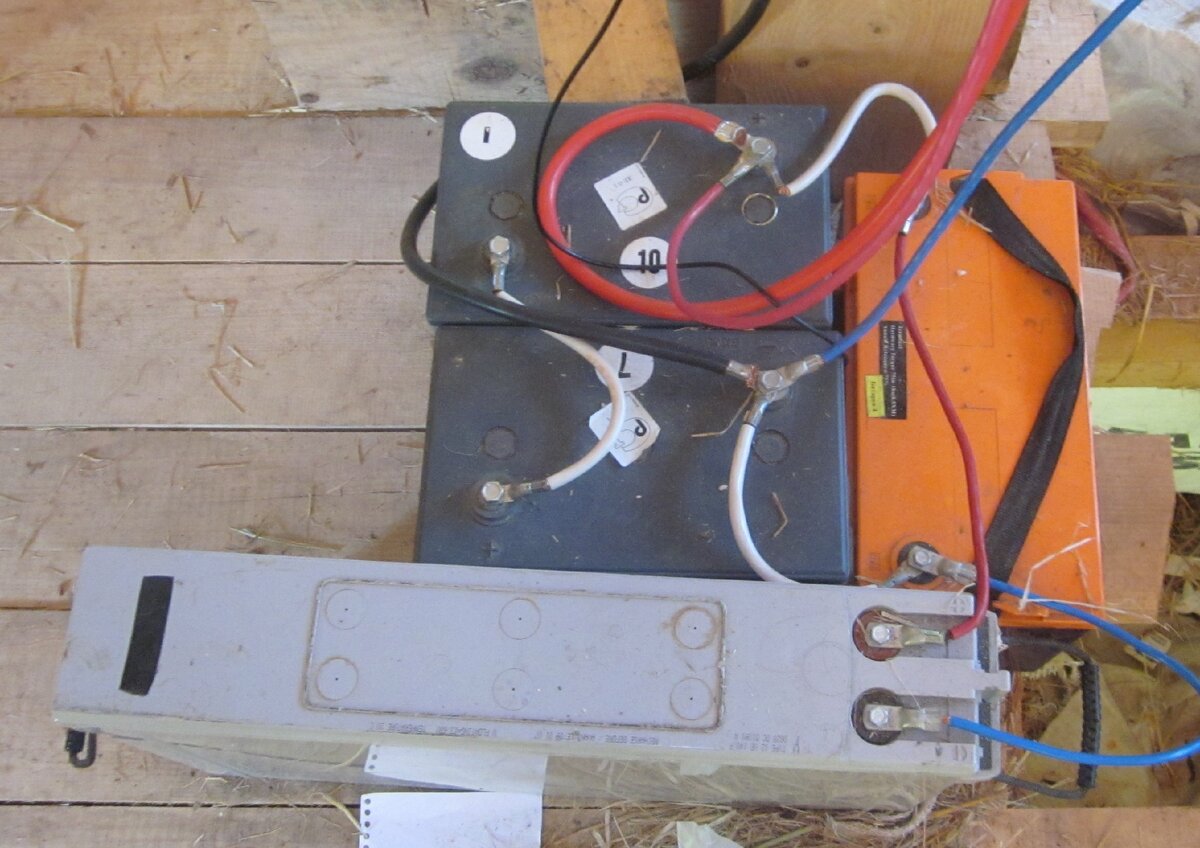 Наши самые первые аккумуляторы, достались с миру по нитке, весной мы их сменили. Вообще включать в систему аккумуляторы разных производителей, с разной емкостью и разного возраста нельзя, это укорачивает их срок службы