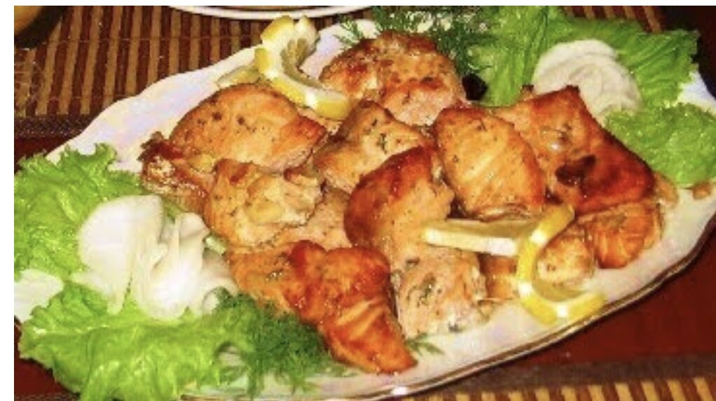 Описание
Шашлык из рыбы осетра на мангале по нашему подробному пошаговому рецепту с фото готовится просто и быстро. При этом он отличается удивительной сочностью и невероятно аппетитным запахом.
 
Основным преимуществом шашлыков из рыбы является быстрота их приготовления. К тому же, если повезет, главный продукт для шашлыка вы может выловить прямо во время пикника (разумеется, если он проходит у речки). Маринуется рыба быстро (поэтому нет необходимости заранее мариновать ее в домашних условиях), а жарится на мангале еще быстрее, да и особых навыков готовки не требует. Словом, это идеальный шашлык для любой компании: простой, быстрый, легкий, диетический, полезный и очень вкусный.
 
В случае с осетром главная проблема заключается в его разделывании. Дело в том, что, помимо чешуи, у осетрины с обеих сторон вдоль всей тушки проходит линия шипов, которые необходимо тщательно удалить. Если этого не сделать, шип в шашлыке может доставить тому, кому он попадется, массу проблем и серьезно подпортить настроение. Так что будьте внимательны и аккуратны.
 
О том, как правильно разделать и замариновать осетра для шашлыка, мы подробно расскажем в рецепте. Кроме осетрины, также можно взять стерлядь, зубатку, белугу или треску. Шашлык из этих видов рыбы получается особенно вкусным.