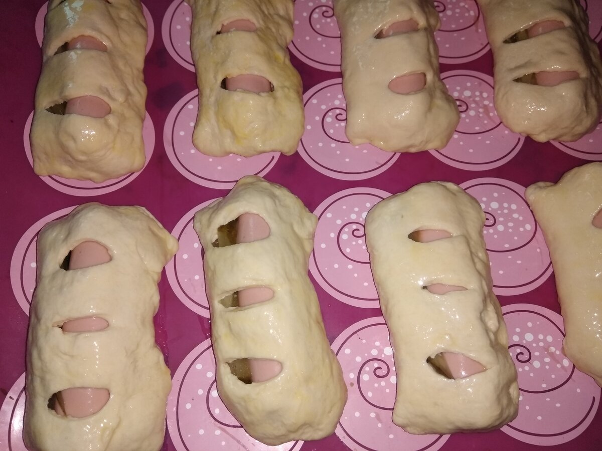 Сосиски в слоеном дрожжевом тесте в духовке с сыром рецепт с фото пошагово в духовке