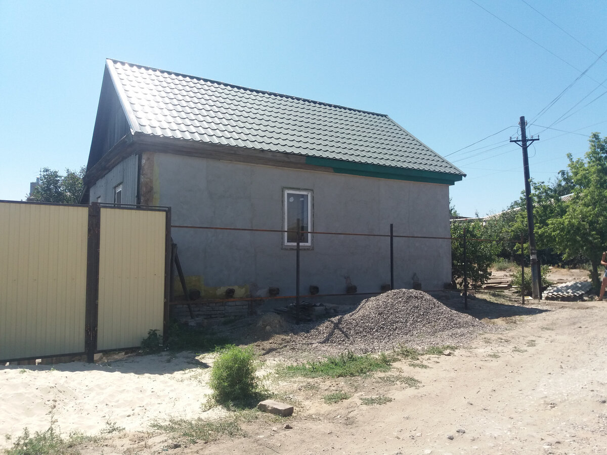 Установлен каркас для забора.