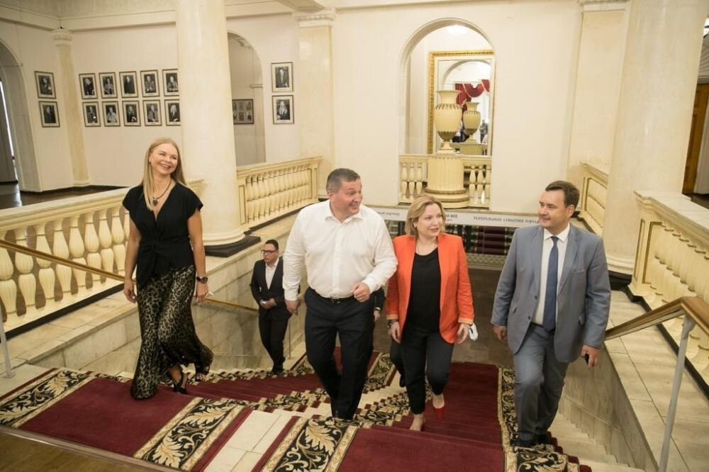 До конца 2021 года планируется укрепить фундамент, заменить наружные сети, привести в порядок кровлю и фасад театра