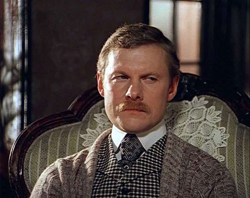 А Шерлок Холмс у Конан Дойла — протагонист, но не фокальный персонаж. События мы видим глазами доктора Ватсона. 