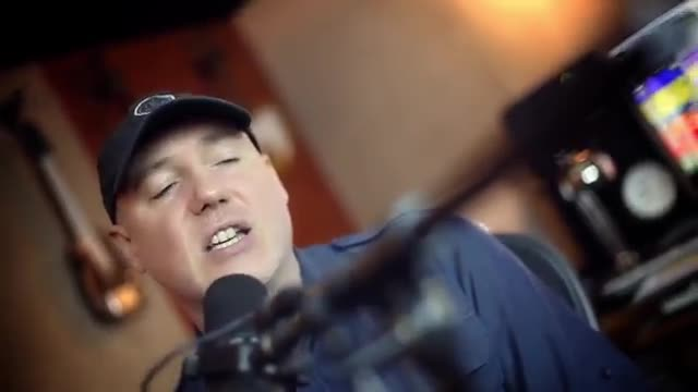 солист New Radicals Грегг Александер.