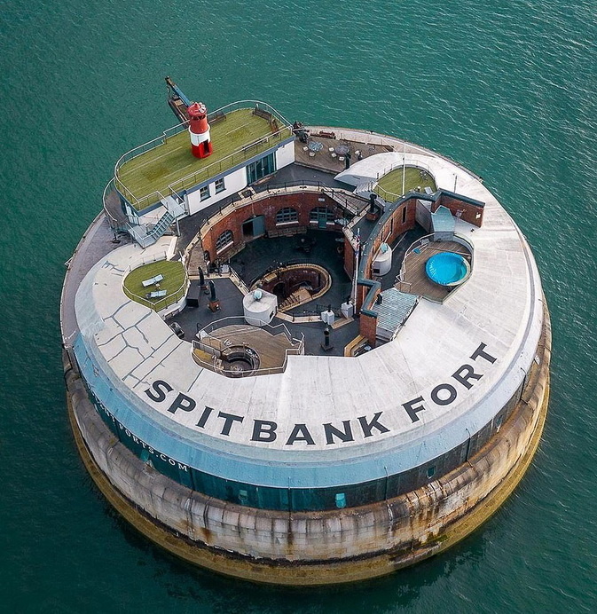 Прекрасно оборудованный Spitbank Fort — 9 спален, бассейн, сауна…