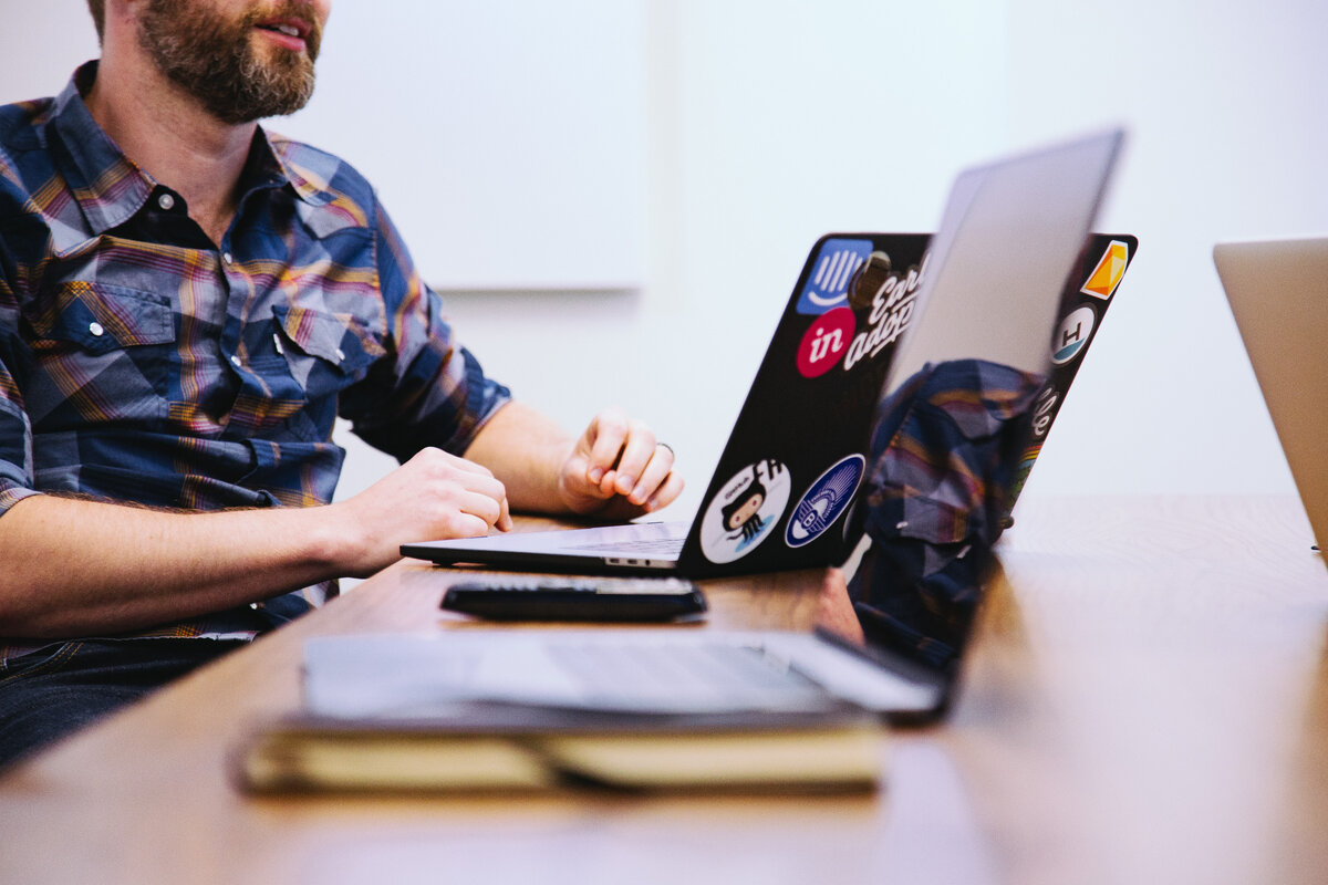 Рынку fullstack-разработки до сих пор не хватает сильных специалистов — ведь хороший разработчик должен уметь верстать сайты, программировать, работать с базами данных и даже делать макеты в Figma и Photoshop