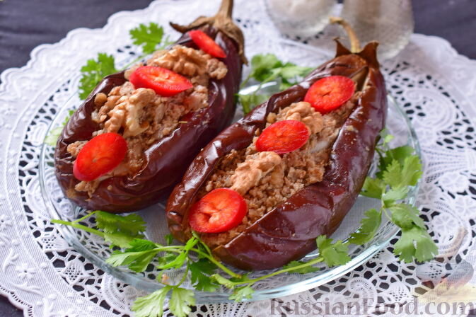 баклажан, орехи грецкие, лук репчатый, уксус винный, масло подсолнечное, хмели-сунели, кориандр молотый, корица, сахар, чеснок, соль