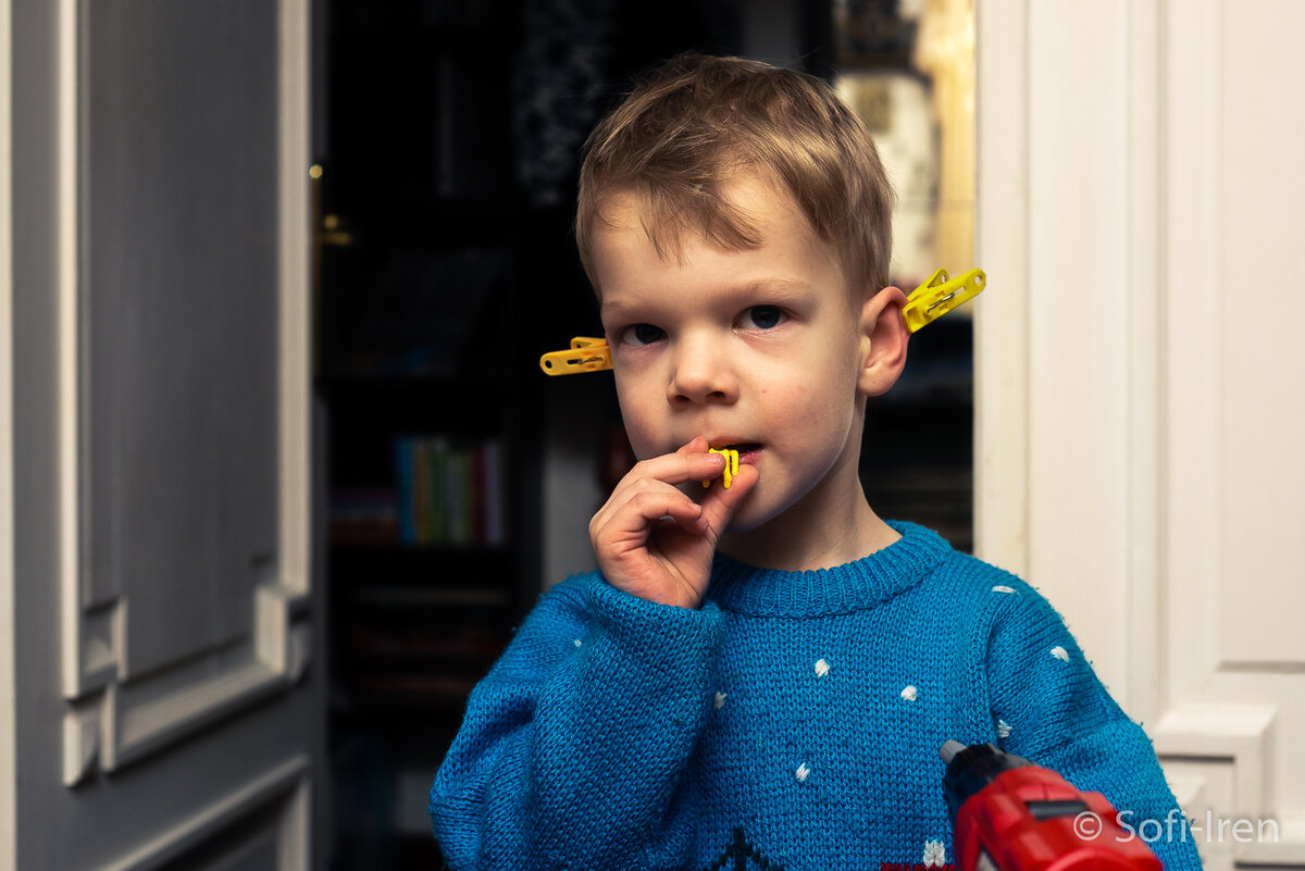 Папа же в трех котах держал гвоздь во рту...