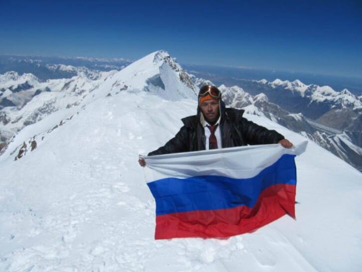  Роман на высоте 7439 метров празднует победу на Пике победы, даже галстук по такому случаю прихватил