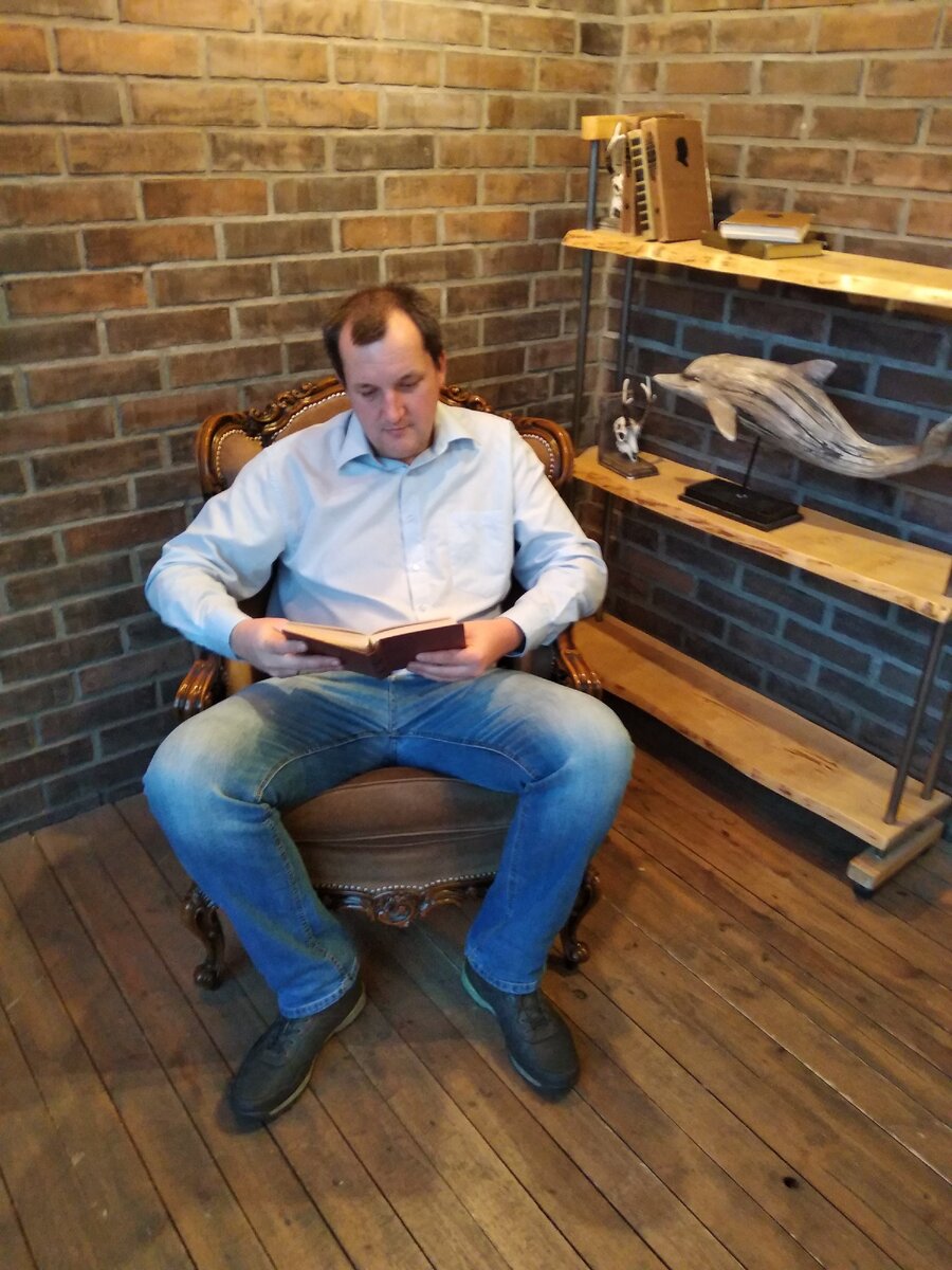 Я читаю книгу, пока есть свободное время. 