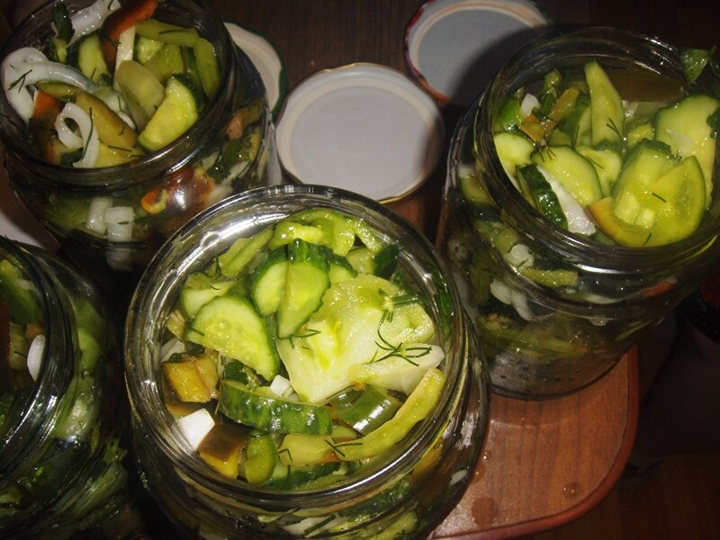 Стерилизация банок салатов. Стерилизация банок салатов. Стерилизация банок для консервации. Стерилизация банок с салатом. Стерилизация банок на пару.