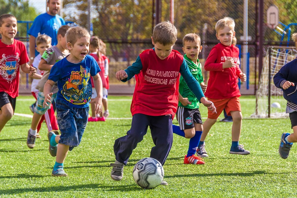 фото детей играющих в футбол