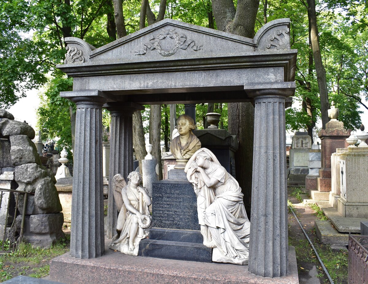 Надгробие на могиле Петра Завадовского - первого министра народного просвещения в России, фаворита Екатерины II