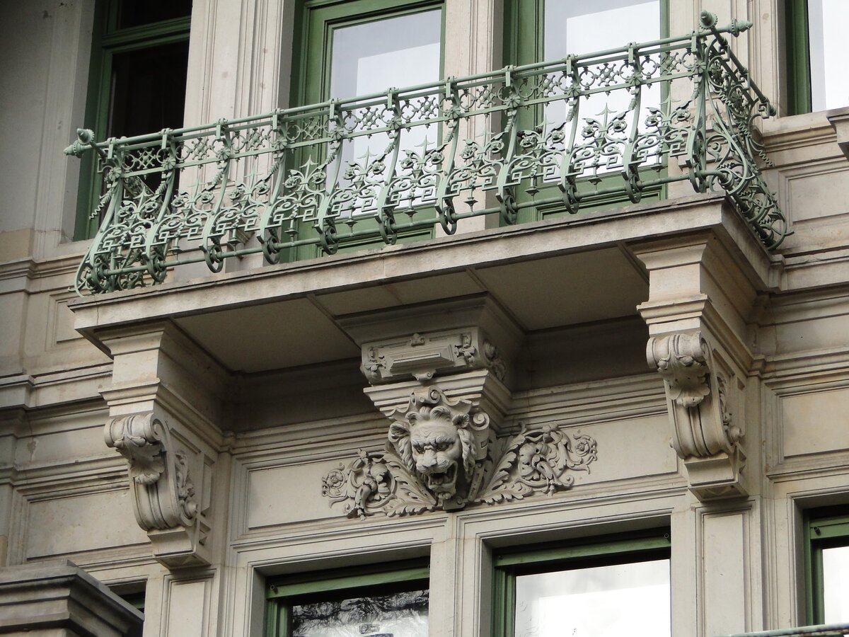 9 действий на своем балконе, за которые можно получить штраф