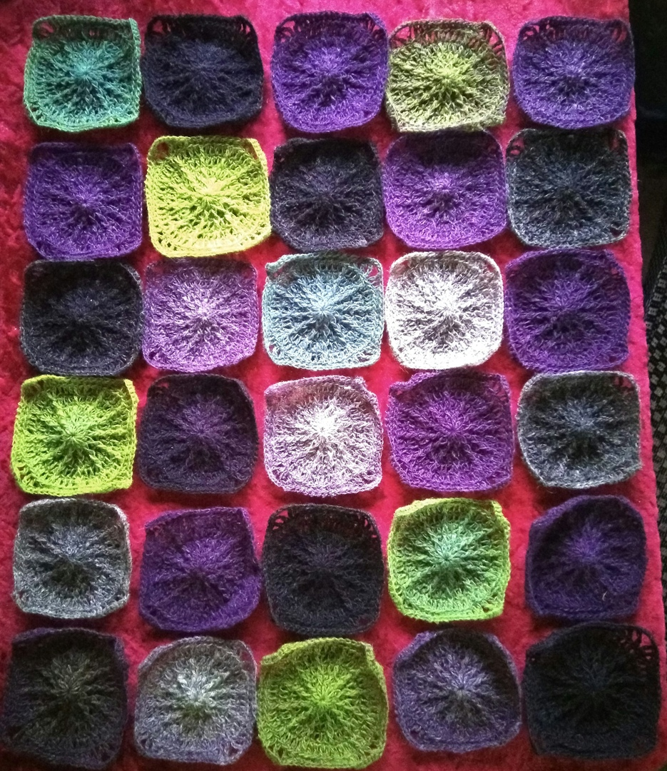 Первая раскладка будущего пледа по цвету