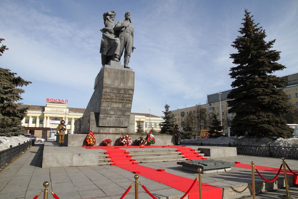 памятник около вокзала екатеринбург. памятник воинам уральского добровольческого танкового корпуса. под варежкой. памятник уральскому добровольческому корпусу екатеринбург. под варежкой.