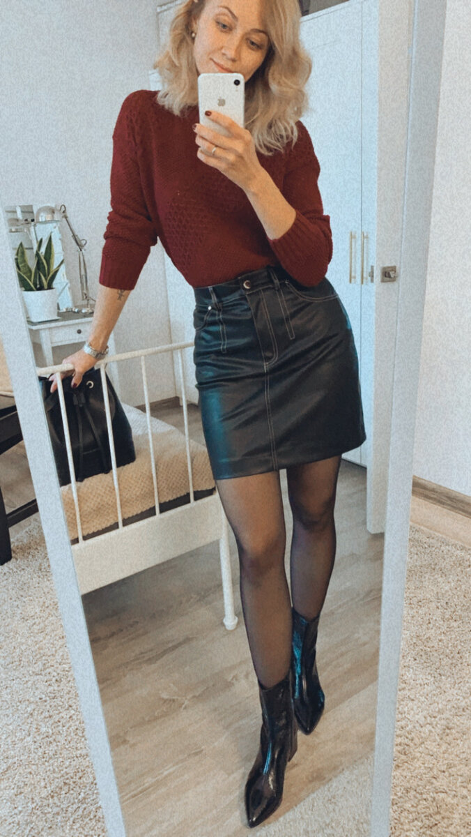 Юбка из экокожи Love Republic, джемпер из хлопка O’stin, ботильоны Vagabond.