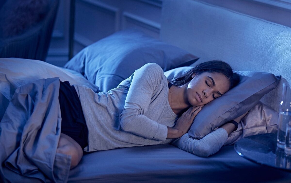 сон с субботы на воскресенье. ). загорелая спит. сонная девушка. снится девушка фото.