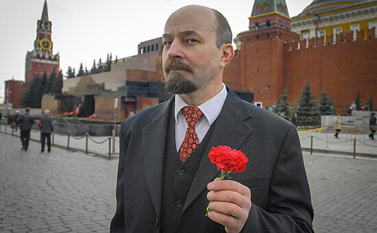 И гранитный... С гвоздикой не Щусев, не подумайте