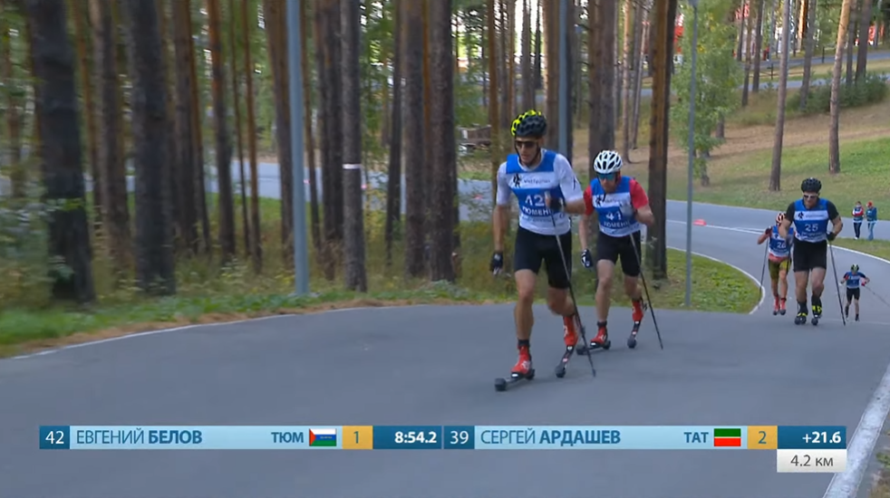 Евгений Белов догнал и сразу чуть не уехал от Ильи Семикова, но тот смог устоять