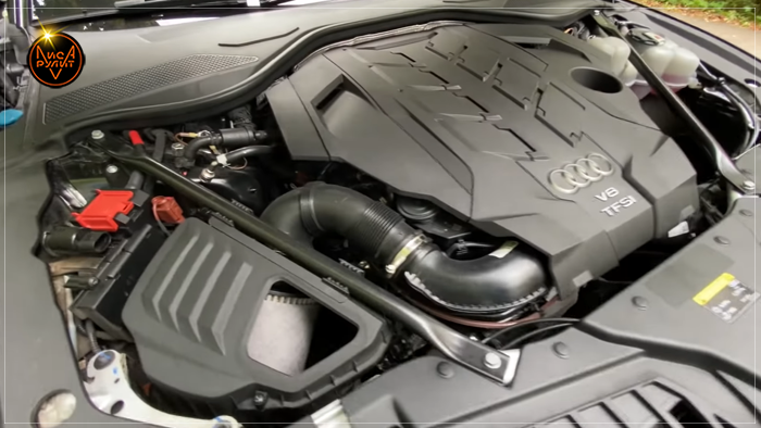 Подкапотное пространство в Audi A8. Лиса Рулит