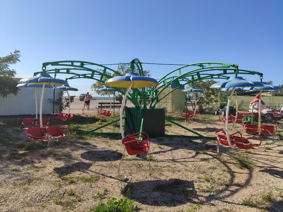 Взрослым на этой карусели придется поднимать ноги. Земля слишком близко. Август 2020.