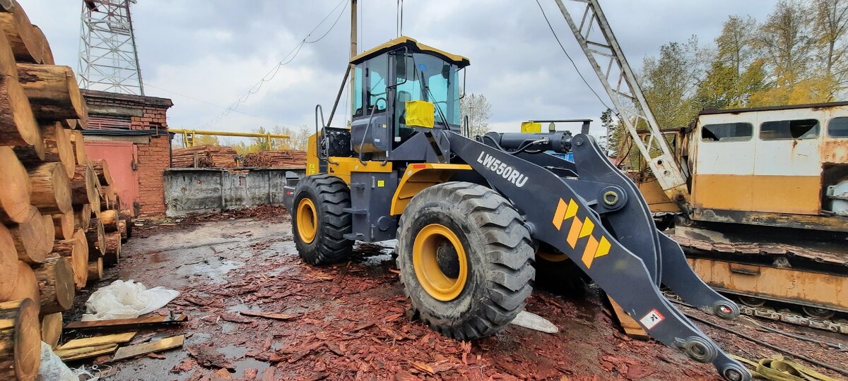 Фронтальный погрузчик XCMG LW550RU с эксплуатационной массой 16,9 тонн представляет собой популярную разновидность самоходной техники, которая находит применение в гражданском и дорожном строительстве, погрузочно-разгрузочных работах, карьерных разработках. Основными преимуществами погрузчика являются надежность эксплуатации, долговечность, высокая производительность и доступная стоимость.

Колесный погрузчик от китайского производителя является более эффективным, комфортным и экономичным в обслуживании. Все узлы и компоненты строительно-дорожной техники спроектированы с учетом возможности эксплуатации в тяжелых условиях. К основным конструктивным особенностям и преимуществам модели погрузчика XCMG LW550RU относятся:

Продуманное управление и легкость эксплуатации (удобная панель управления, панорамный обзор рабочей площадки).

Надежность эксплуатации (на автогрейдере установлен двигатель Weichai с мощностью 220 л.с.).

Уникальные ходовые характеристики (маневренность, высокая производительность работы, проходимость).

Высокая грузоподъемность (до 5,3 тонн, вместимость ковша – 3 м3).

Возможность установки дополнительного навесного рабочего оборудования (вилы, бульдозерный отвал, челюстные захваты).