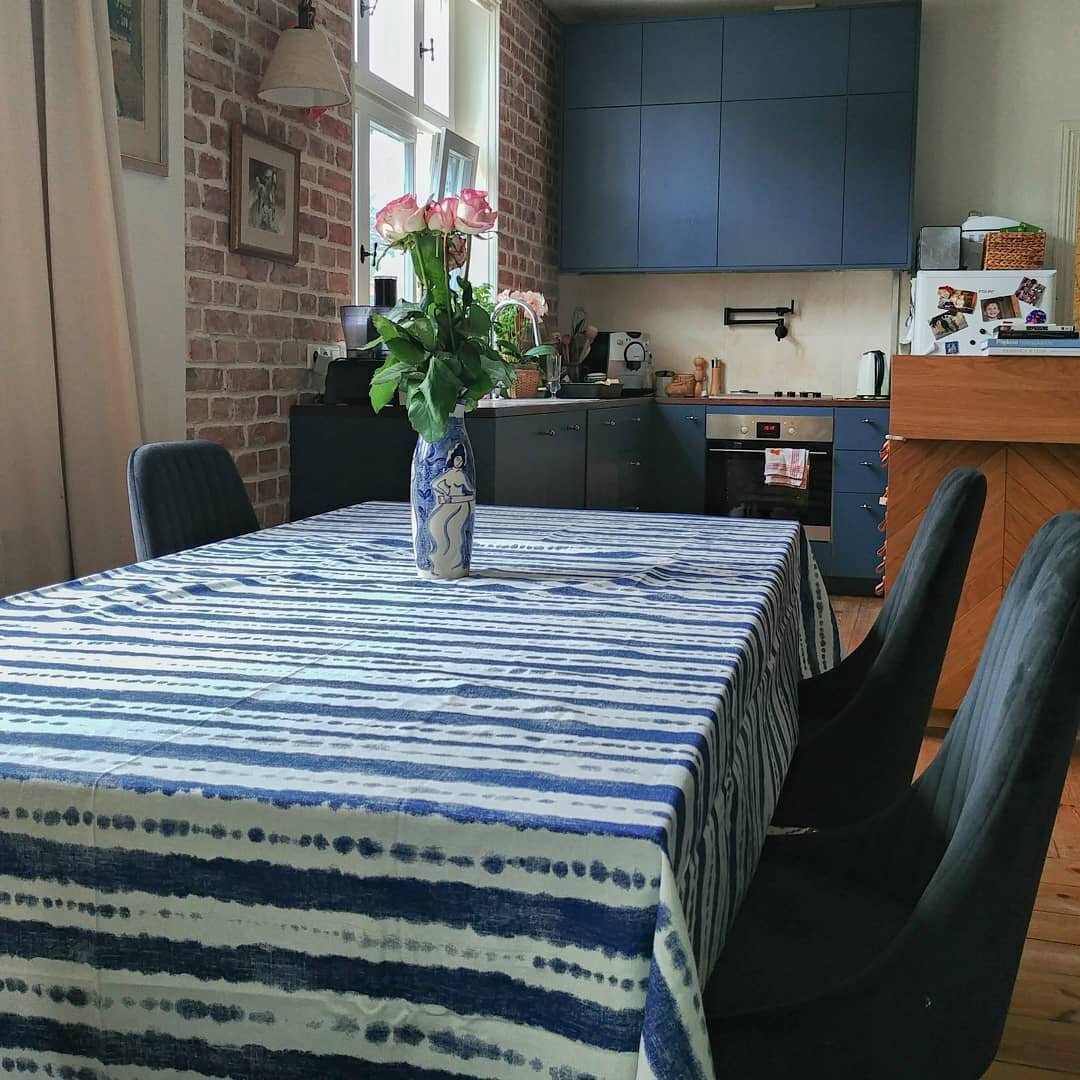 Эффектная кухня в Морском стиле: от ярко-синего гарнитура просто не оторвать взгляд. Фото Было/стало