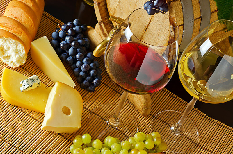 Для многих из нас заказ вина в ресторане напоминает игру в дартс с закрытыми глазами. Но не нужно быть экспертом, чтобы заказать отличное вино.