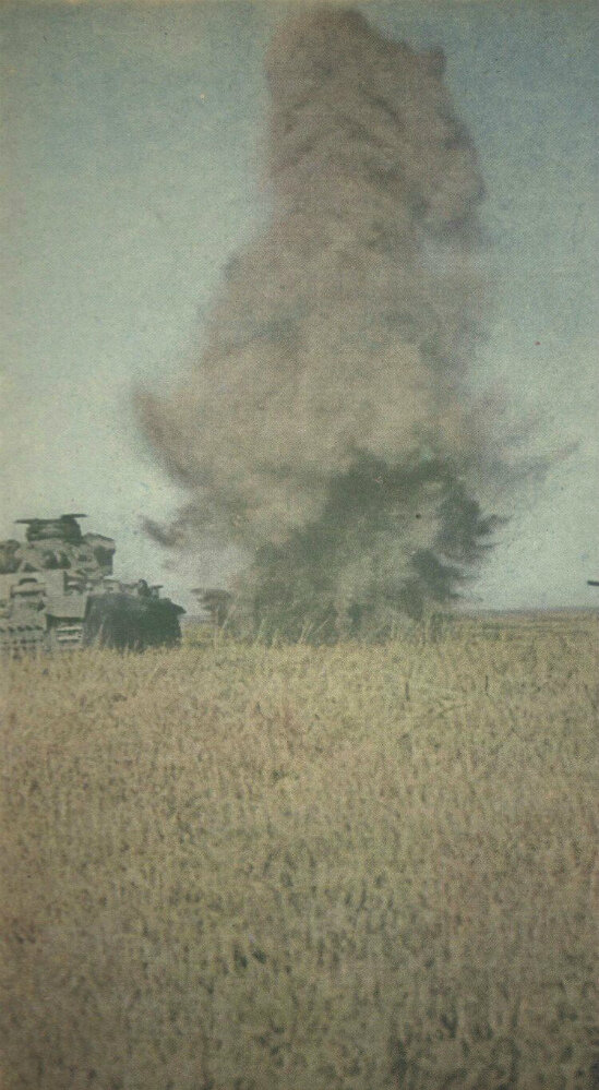 Немецкий танк Pz.Kpfw. III в бою. Восточный фронт. Июнь-август 1943. Источник: waralbum.ru. Фотография использована в качестве иллюстрации.