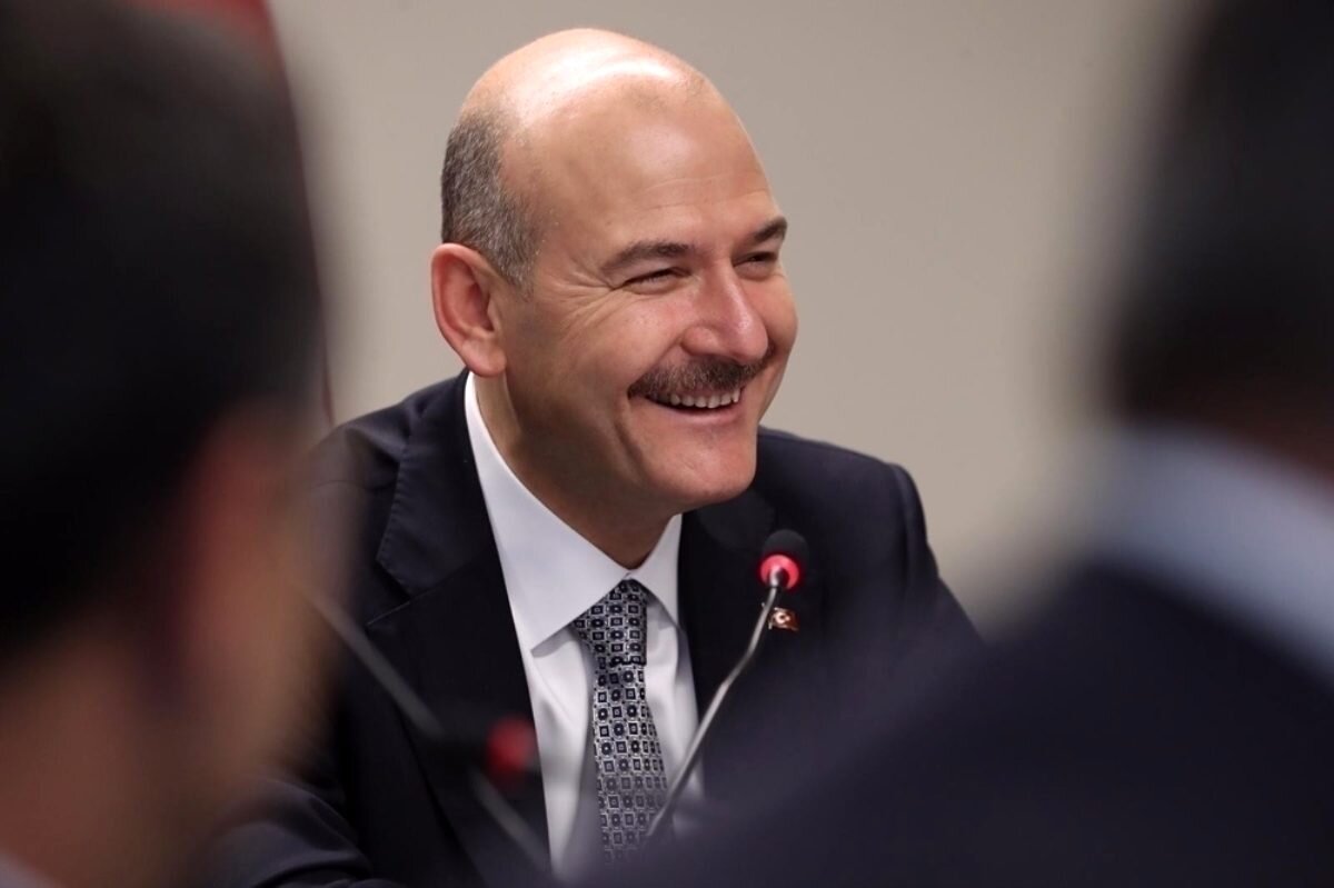 Любим и общителен с соратниками и с народом. Популярен в соцсетях. Только в Instagram на политика подписаны 3,7 млн чел.  