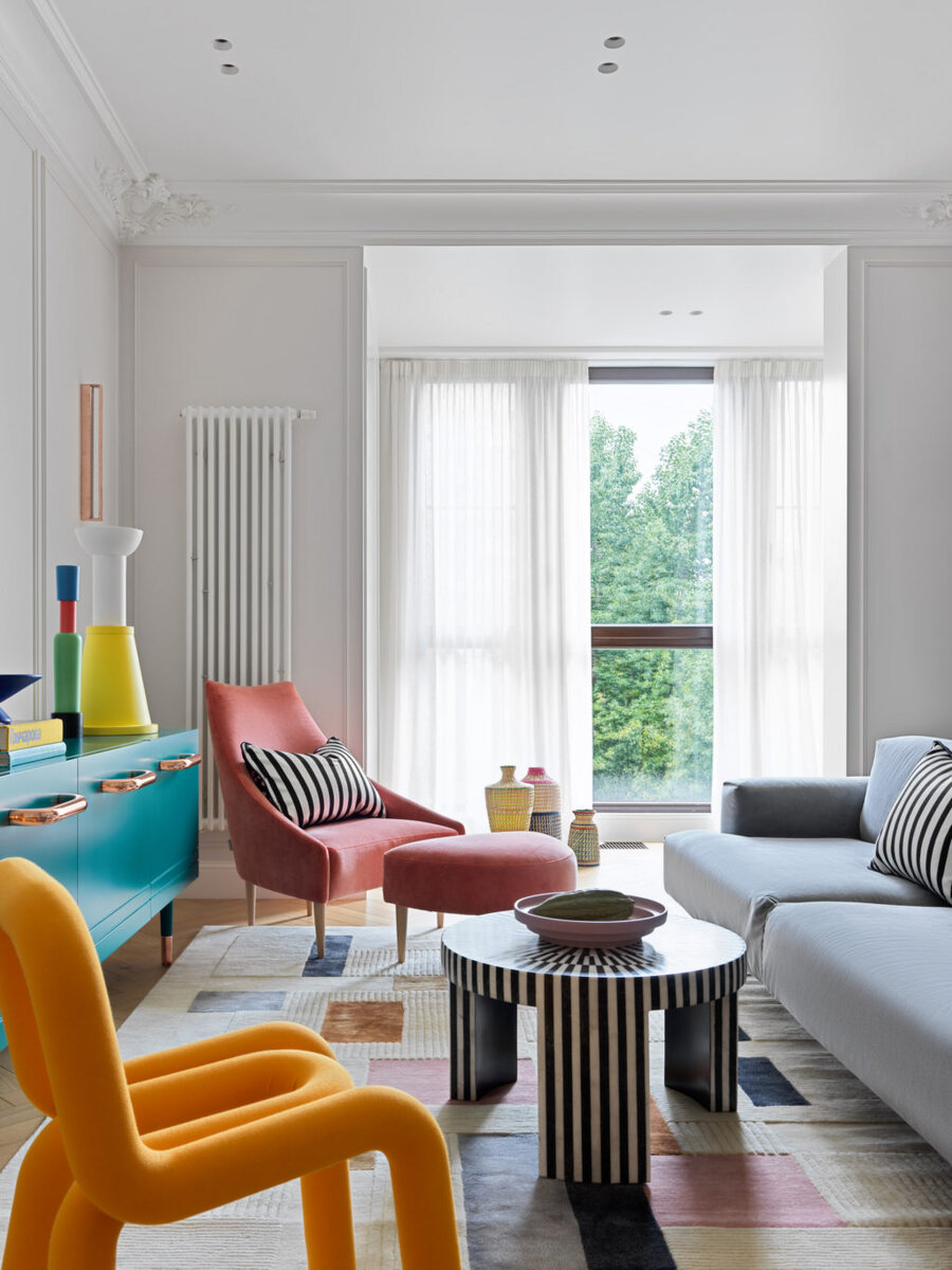 Гостиная. Комод, Miniforms; диван и розовое кресло, Sancal; желтый стул и вазы на комоде, GK Concept; журнальный столик, Altagamma Interior; ковер по дизайну Евы Бергман, Le Kovёr; блюдо, вазы из ротанга и посуда, Astore.