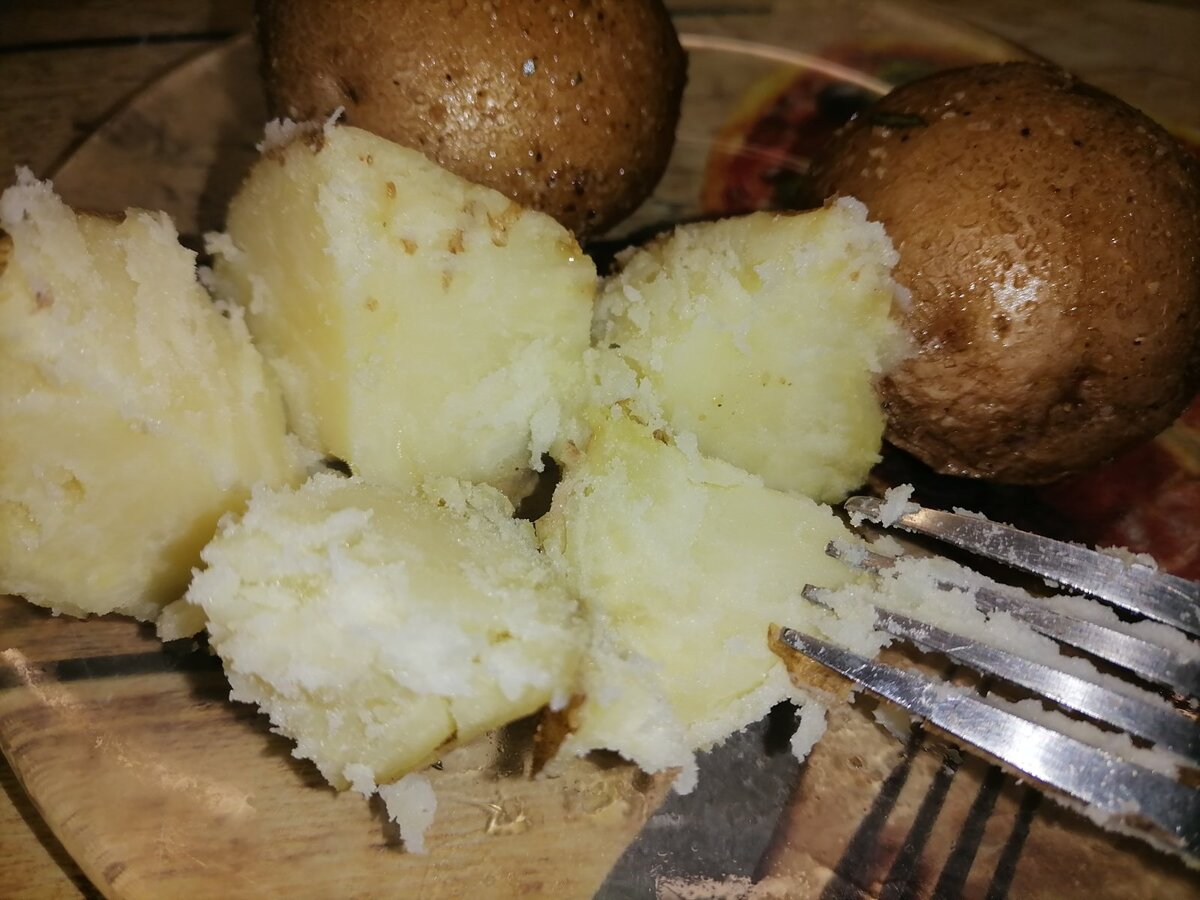 Отварить картошку в мундирах со скумбрией