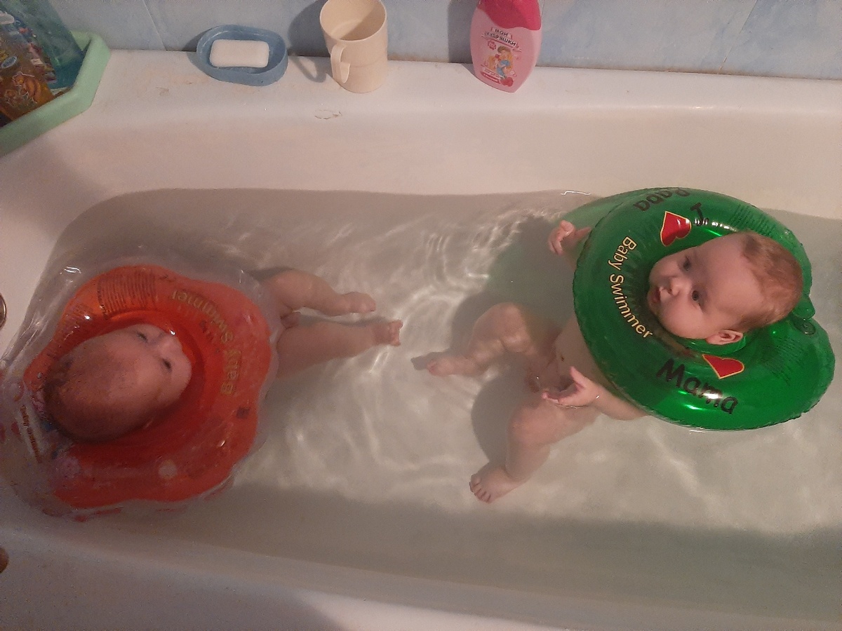 Купание с другом.