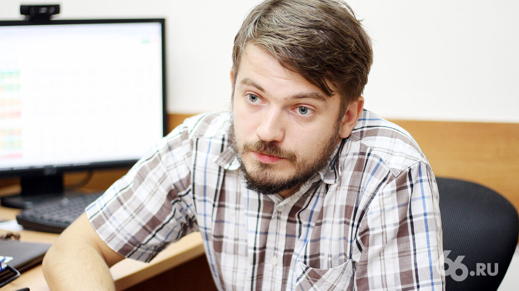 В «депрессометре» — так назвали прибор в редакции 66.RU — применяются самые передовые системы микроэлектроники и информационных технологий. Как и в другой медицинской технике, которую разрабатывают в Центре. «Заниматься только физикой или медициной — не в тренде, сегодня наука развивается междисциплинарно: открытия рождаются на стыке разных направлений. Требуется совместная работа исследователей, врачей, программистов и радиоинженеров — мне это нравится», — говорит кандидат технических наук Василий Борисов.  Фото: Сергей Логинов для 66.RU 