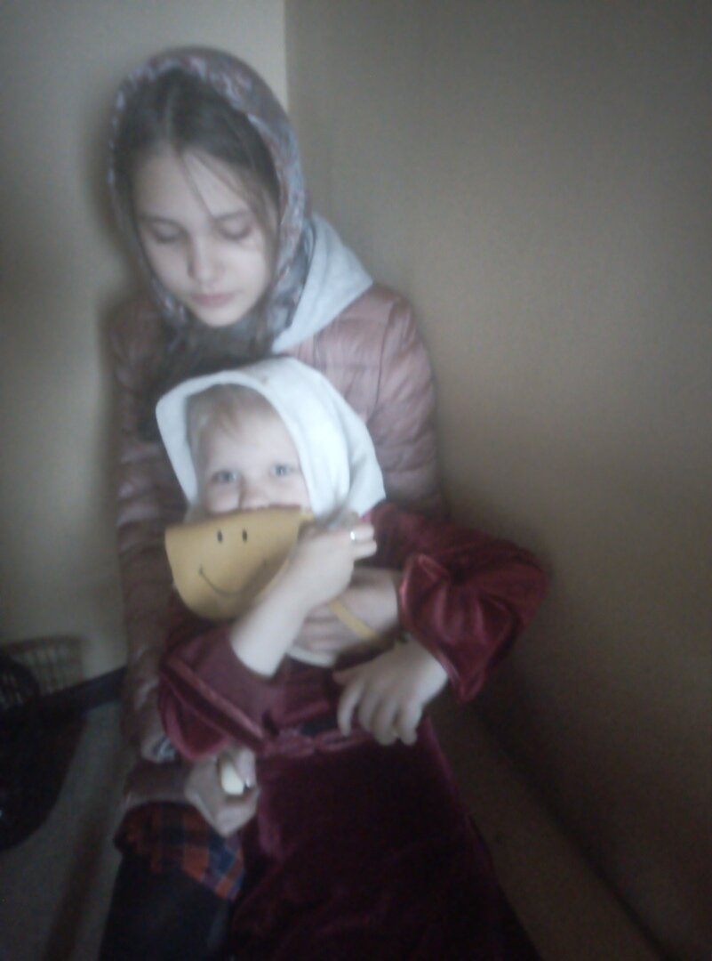 Екатерина (14 лет) и Анастасия (4 года) в храме