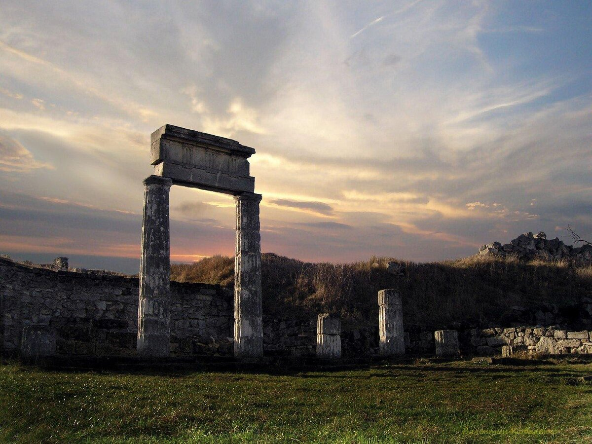 Античные руины Пантикапея в Керчи