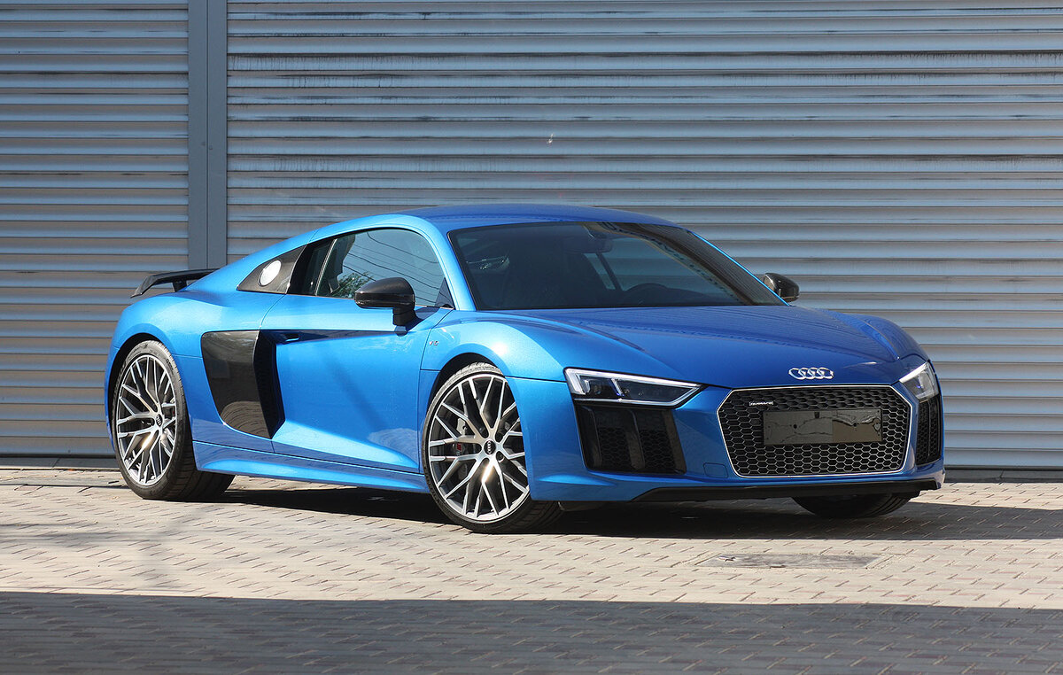 Внешний вид Audi R8 просто шикарен,не возможно отвести взгляд(особенно в синем цвете),чем то похожа на BMW i8,источник:https://clck.ru/SDnSa