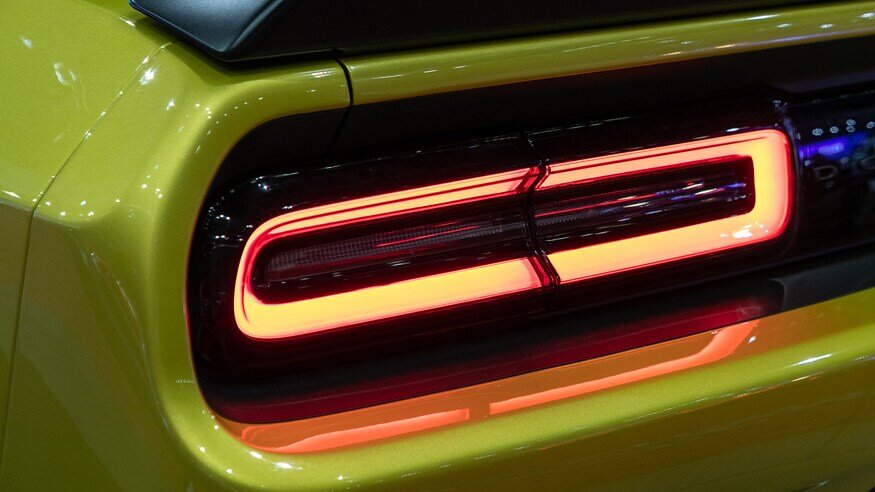 Dodge добавляет цвет Gold Rush в цветовую палитру Challenger 2021 года