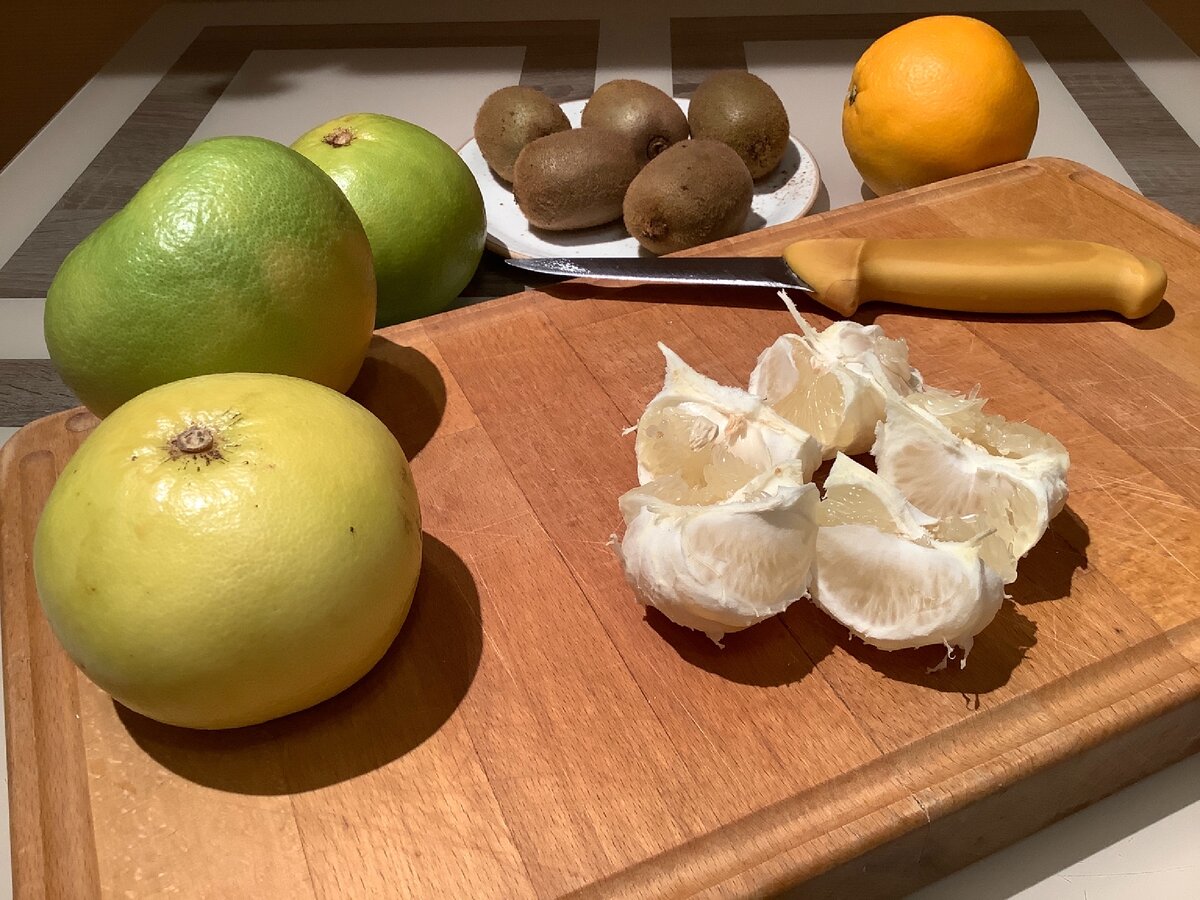 В этом году я хотела сделать ещё и конфитюр из киви, поэтому оно есть на фото, но моё семейство единогласно постановило, что желает варенье, только об этом в другой раз. Фото автора